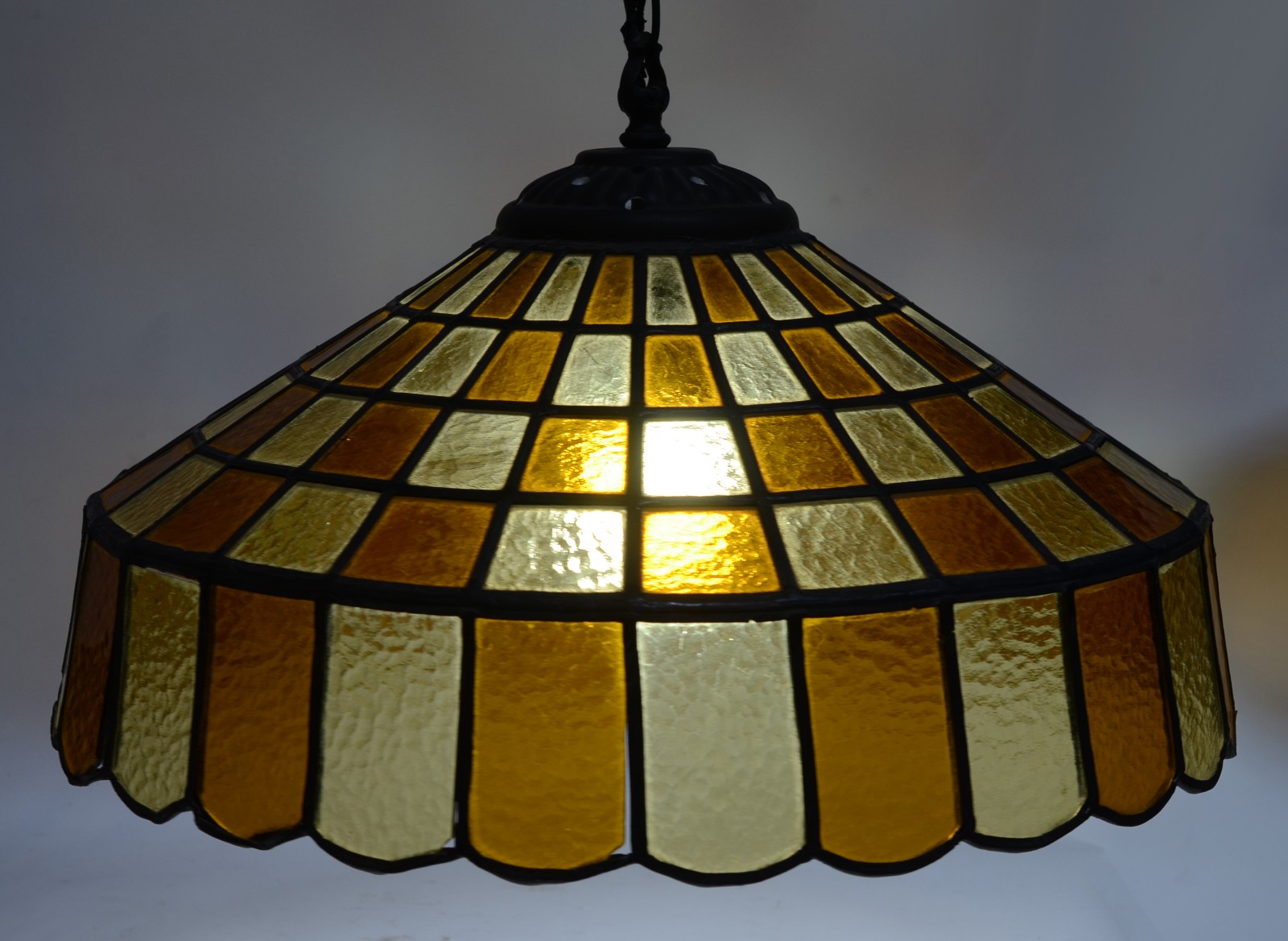 Lustre com placas de vidro na cor âmbar. Desgastes e defeitos. - foto 2 de 5