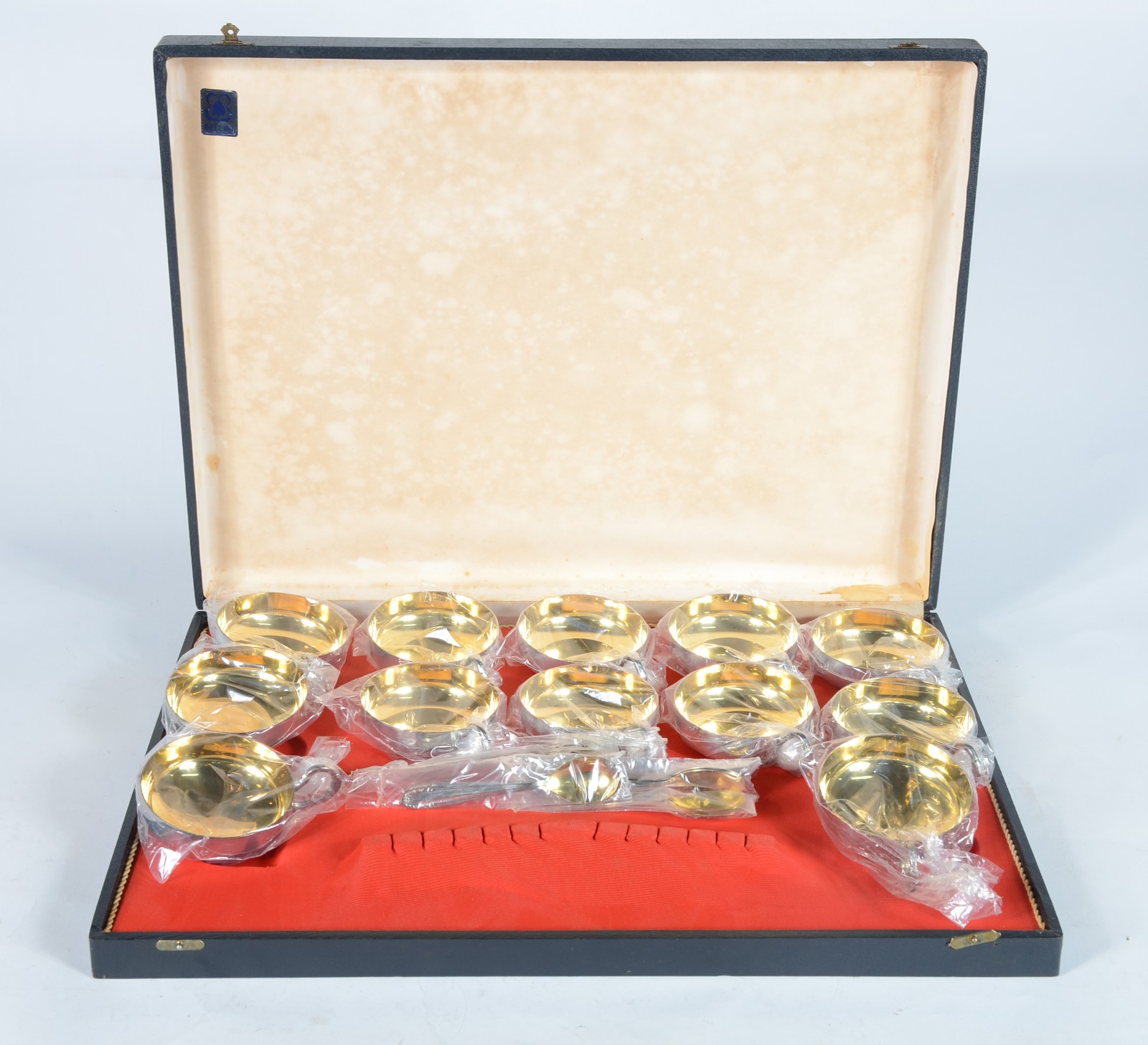 Conjunto com 12 taças para sorvete de metal prateado com interior em... - foto 4 de 7