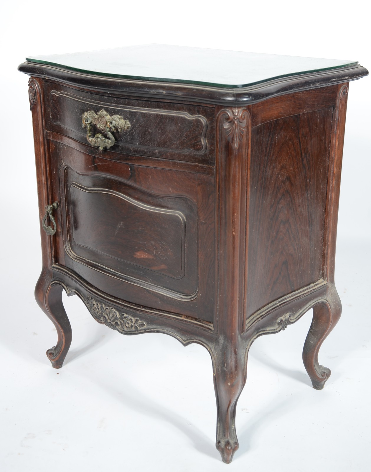 Mesa de cabeceira de madeira nobre, uma porta e uma gaveta, puxadores... - foto 1 de 6