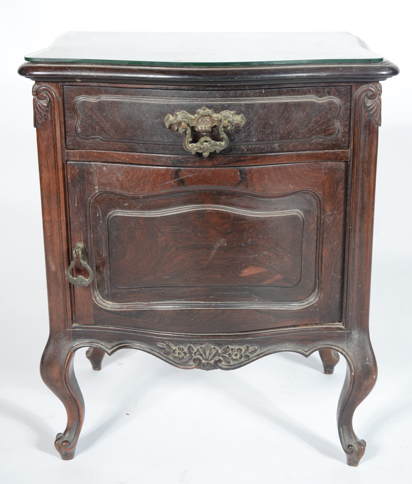Mesa de cabeceira de madeira nobre, uma porta e uma gaveta, puxadores... - foto 2 de 6