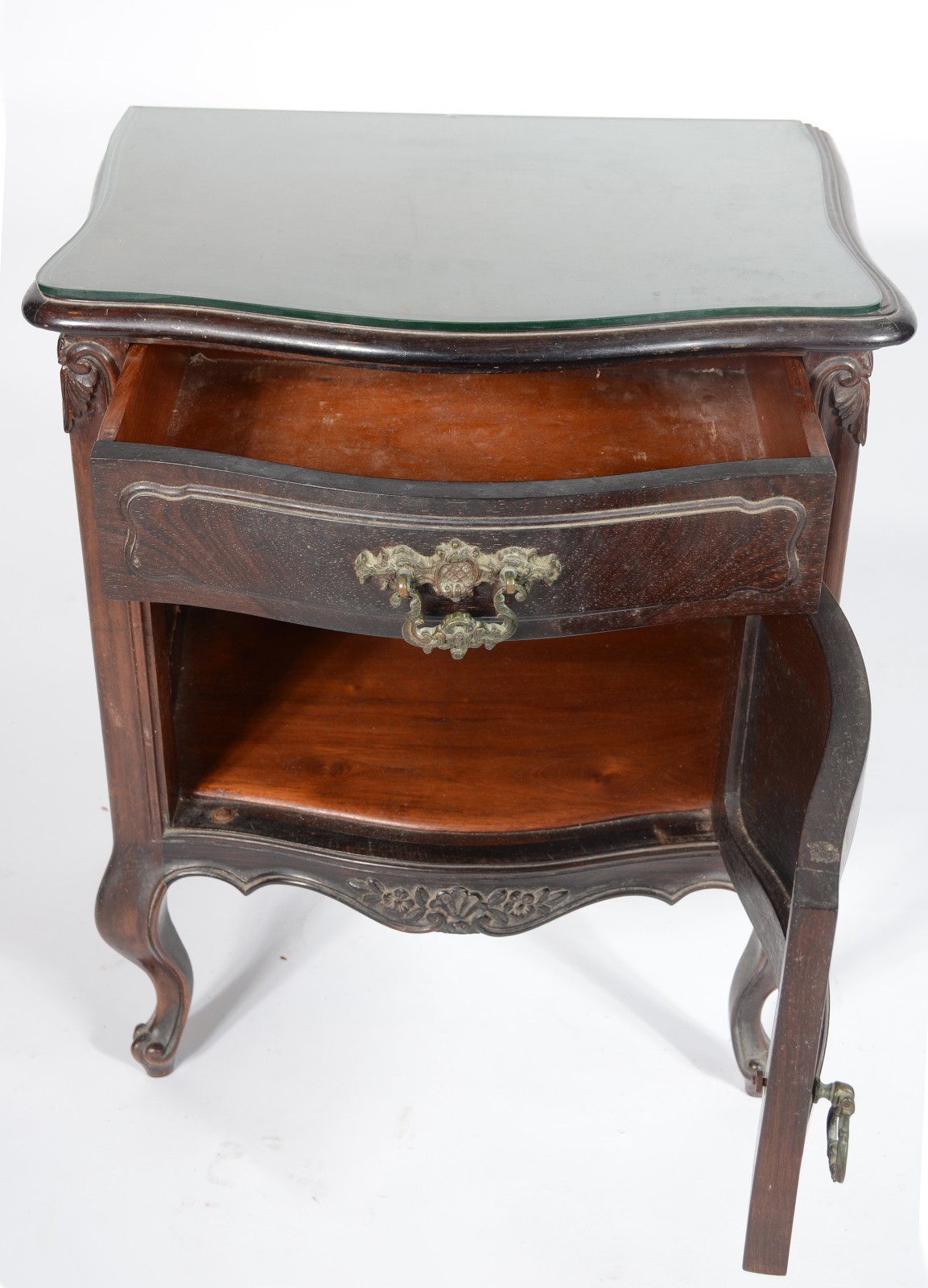 Mesa de cabeceira de madeira nobre, uma porta e uma gaveta, puxadores... - foto 3 de 6