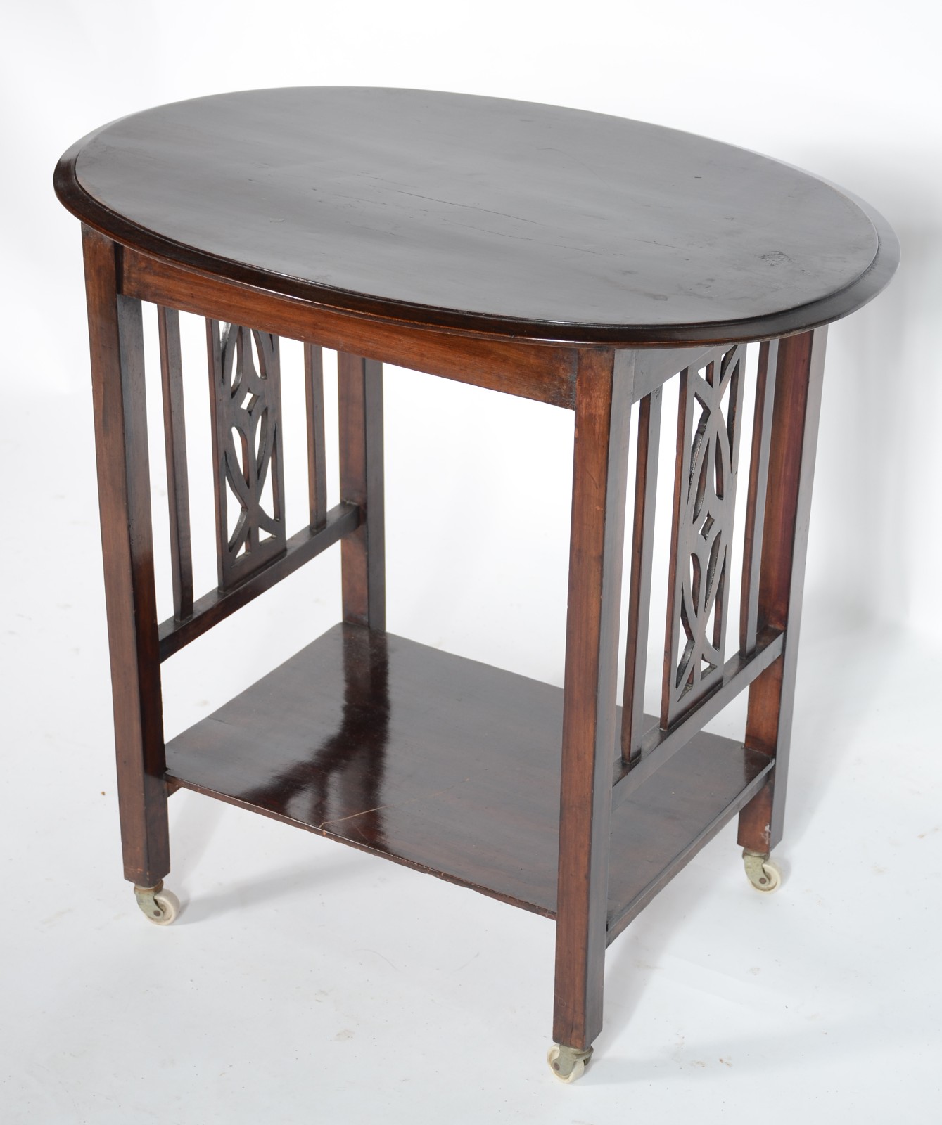 Mesa auxiliar de madeira nobre no feitio oval, platô inferior unido... - foto 1 de 6