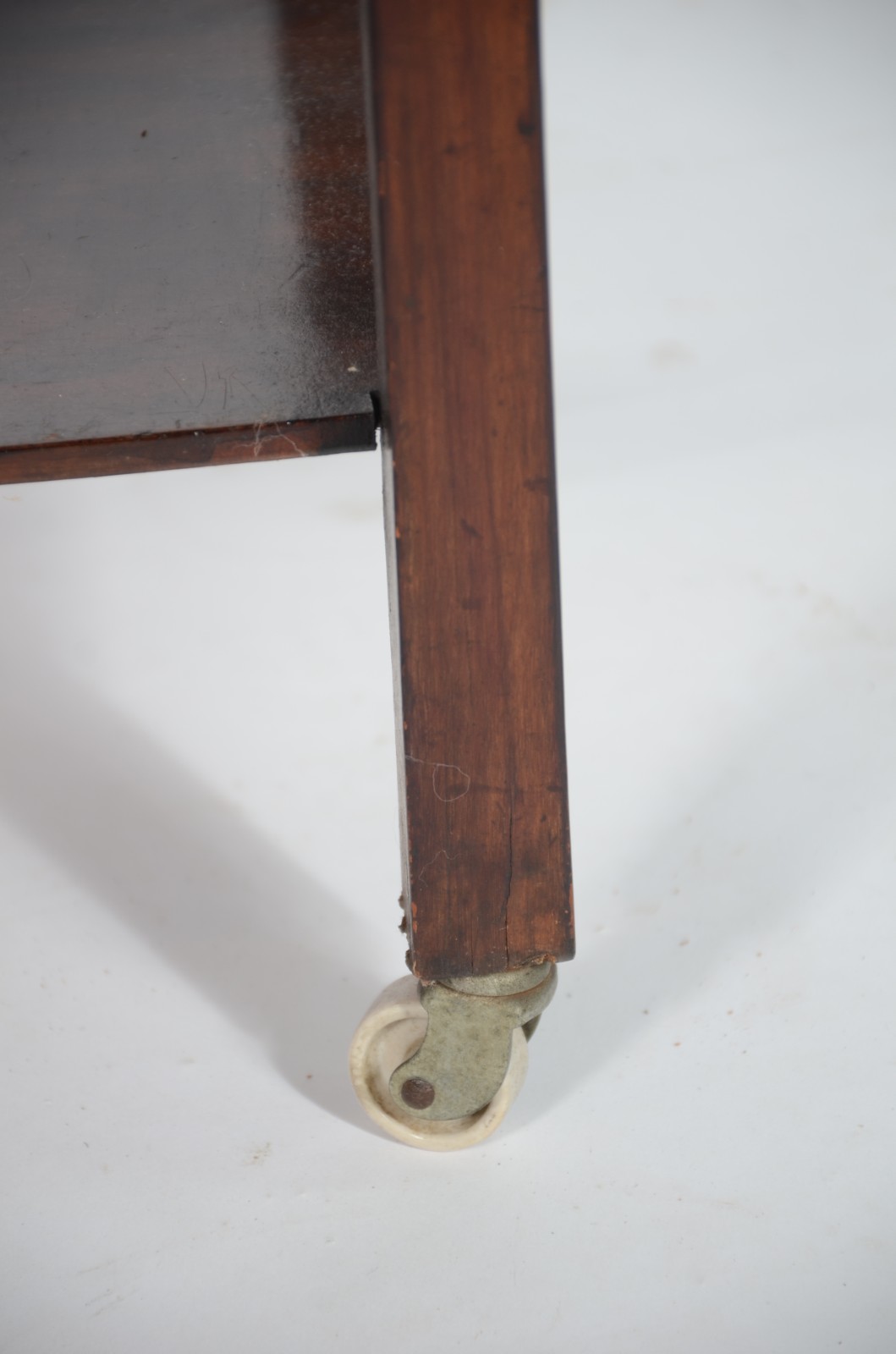 Mesa auxiliar de madeira nobre no feitio oval, platô inferior unido... - foto 6 de 6