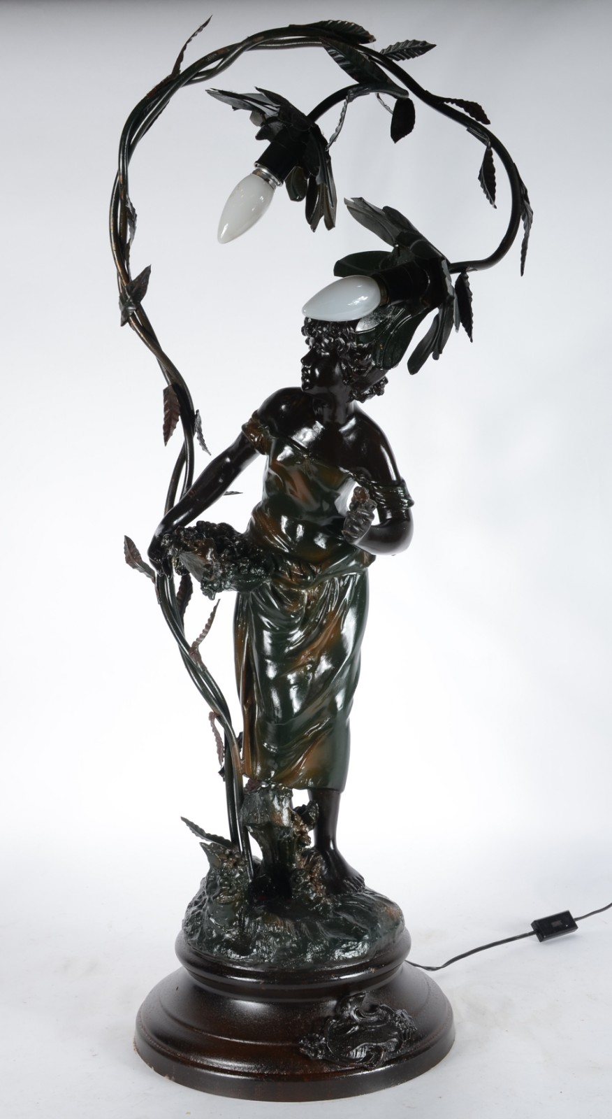 Luminária de petit bronze com figura feminina. Desgastes. - foto 3 de 8