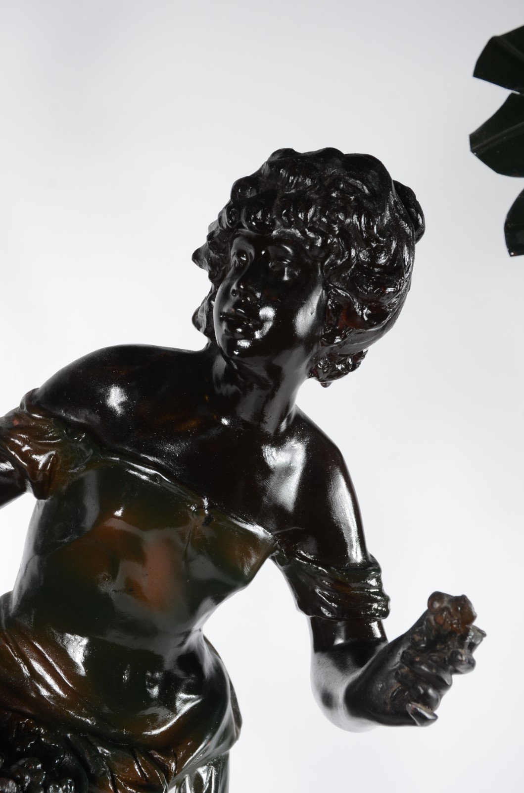 Luminária de petit bronze com figura feminina. Desgastes. - foto 4 de 8