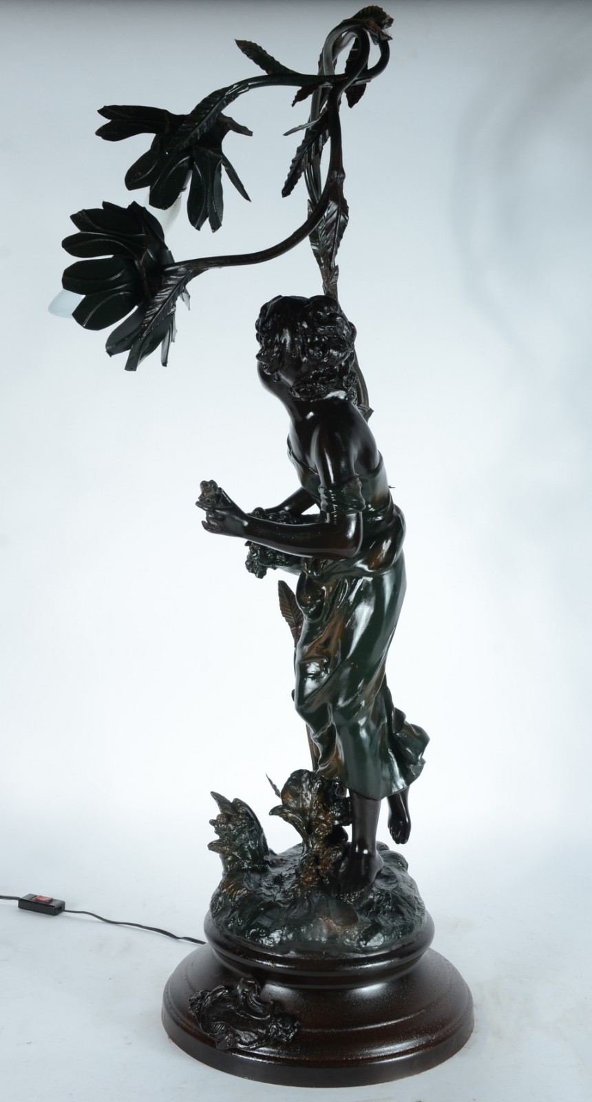 Luminária de petit bronze com figura feminina. Desgastes. - foto 5 de 8