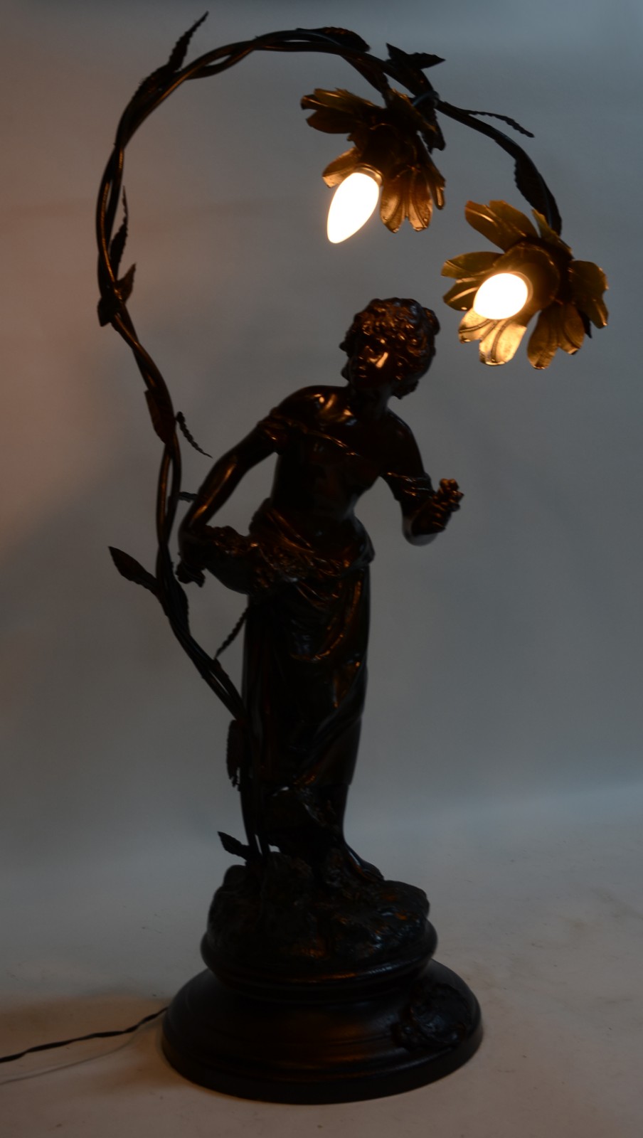 Luminária de petit bronze com figura feminina. Desgastes. - foto 2 de 8