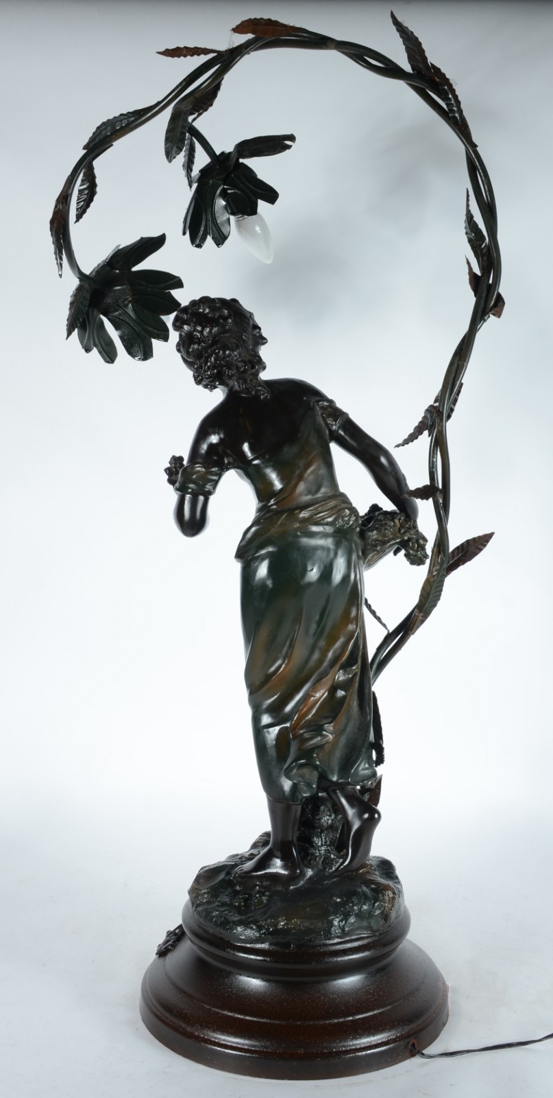 Luminária de petit bronze com figura feminina. Desgastes. - foto 6 de 8