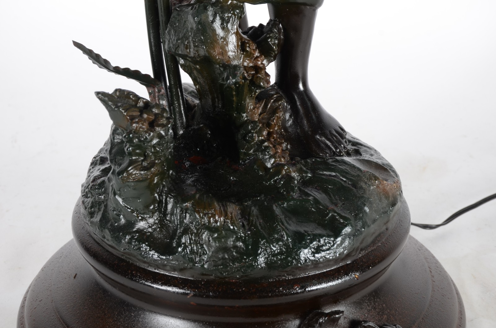 Luminária de petit bronze com figura feminina. Desgastes. - foto 7 de 8