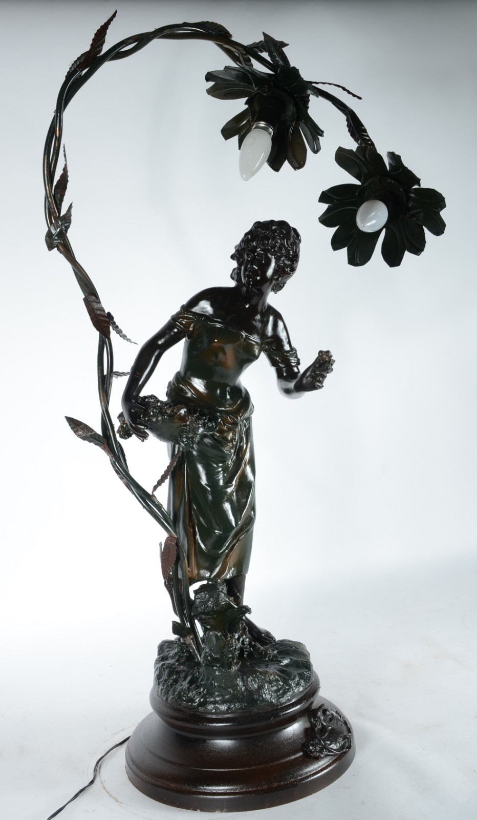 Luminária de petit bronze com figura feminina. Desgastes. - foto 1 de 8