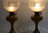 Par de abatjoures de metal dourado, cúpulas na ... - Par de abatjoures de metal dourado, cúpulas na forma de globos de vidro lavrado (uma quebrada). Eram antigos lampiões adaptados para luz elétrica.