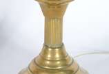 Par de abatjoures de metal dourado, cúpulas na ... - Par de abatjoures de metal dourado, cúpulas na forma de globos de vidro lavrado (uma quebrada). Eram antigos lampiões adaptados para luz elétrica.