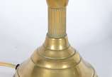 Par de abatjoures de metal dourado, cúpulas na ... - Par de abatjoures de metal dourado, cúpulas na forma de globos de vidro lavrado (uma quebrada). Eram antigos lampiões adaptados para luz elétrica.