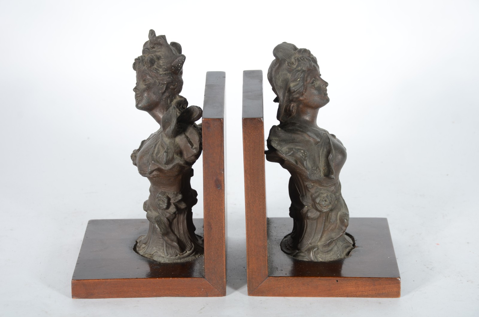 Par de serre livres com esculturas de petit bronze representando... - foto 2 de 6