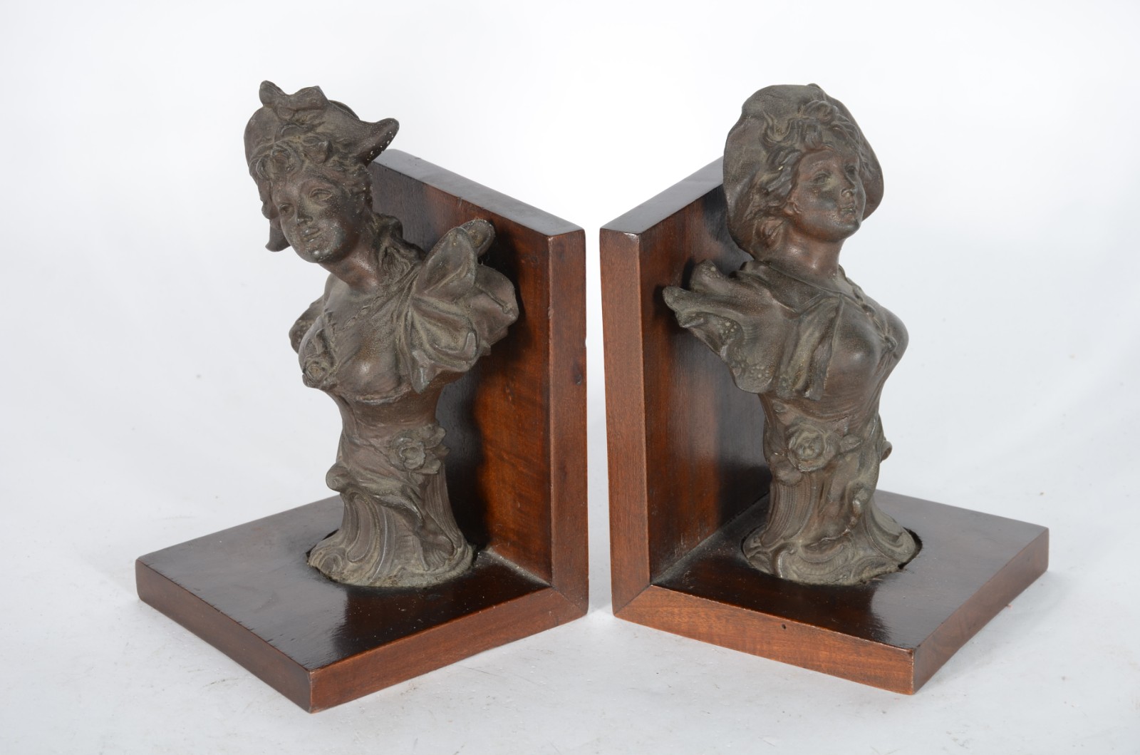 Par de serre livres com esculturas de petit bronze representando... - foto 4 de 6
