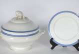 Charles Pillivuyt & Cie (1818),  - Sopeira de porcelana francesa branca, borda com frisos azuis, alças laterais e pega da tampa com realces dourados. Acompanha prato (lascado na borda).