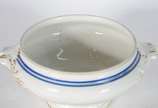Charles Pillivuyt & Cie (1818),  - Sopeira de porcelana francesa branca, borda com frisos azuis, alças laterais e pega da tampa com realces dourados. Acompanha prato (lascado na borda).
