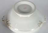 Charles Pillivuyt & Cie (1818),  - Sopeira de porcelana francesa branca, borda com frisos azuis, alças laterais e pega da tampa com realces dourados. Acompanha prato (lascado na borda).