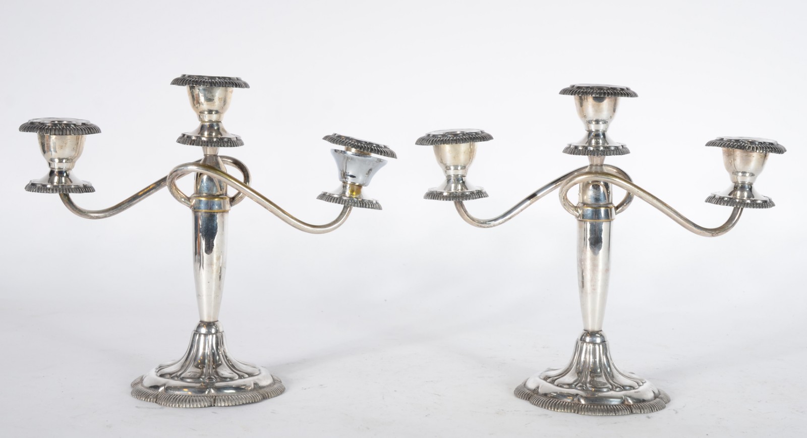 Par de candelabros de metal prateado para 3 velas cada. Desgastes. - foto 1 de 6