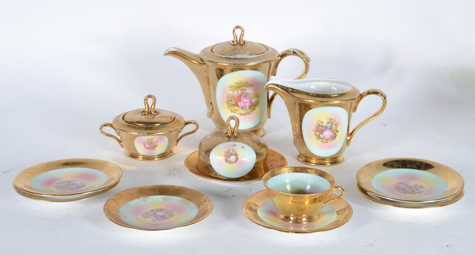 Parte de serviço de chá de porcelana dourada com cenas românticas em... - foto 1 de 5