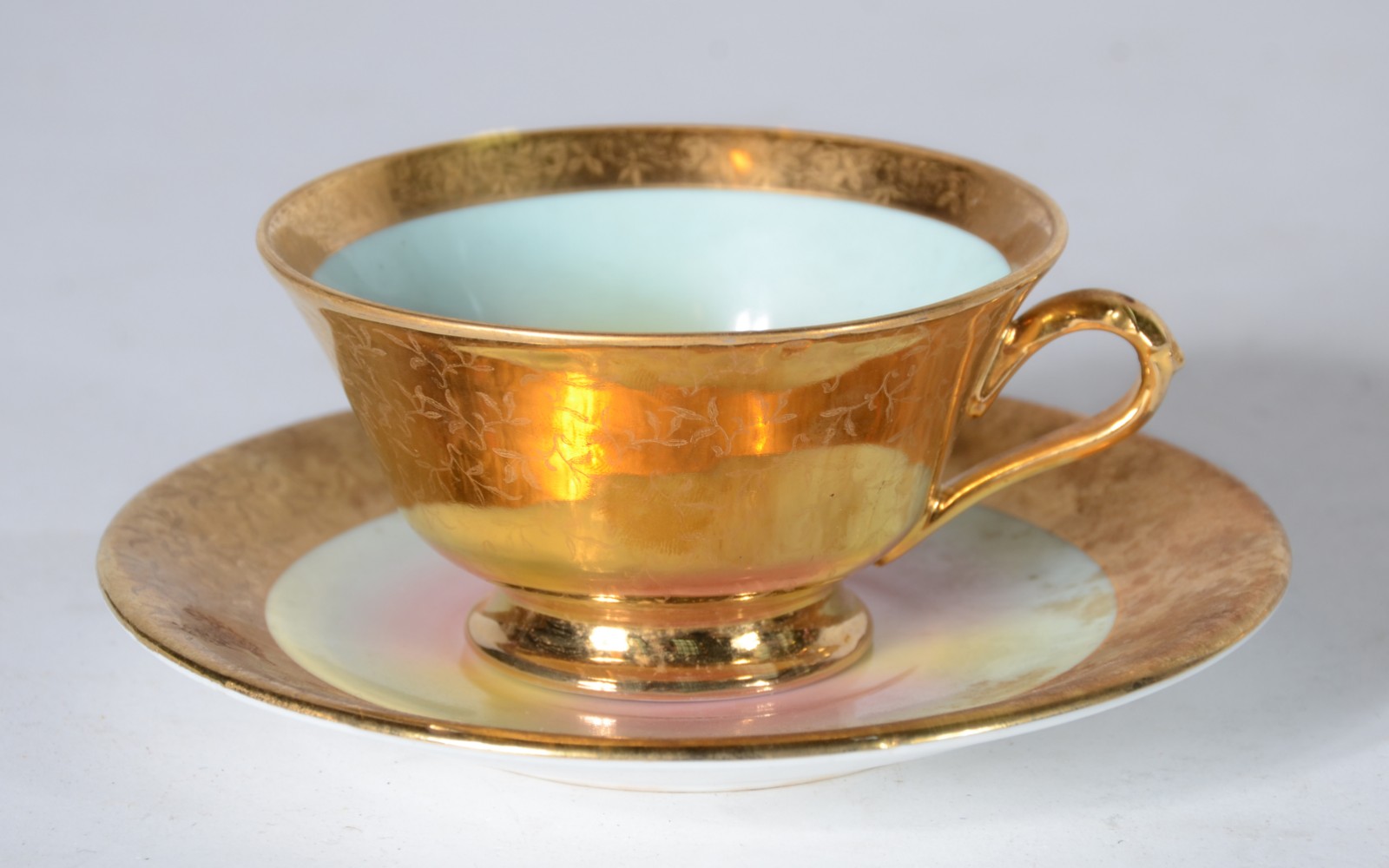 Parte de serviço de chá de porcelana dourada com cenas românticas em... - foto 2 de 5