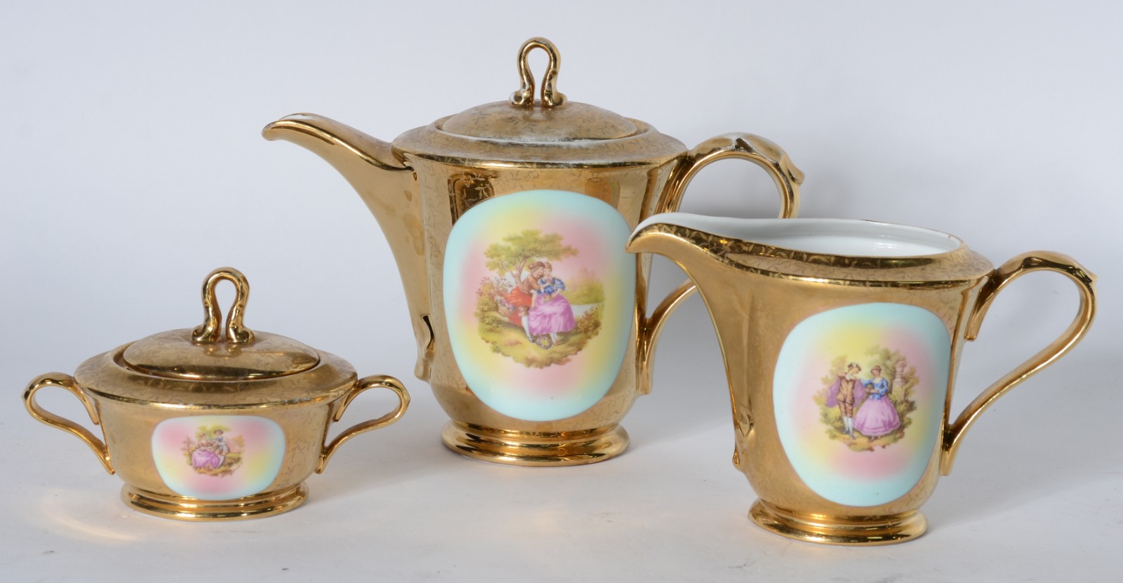 Parte de serviço de chá de porcelana dourada com cenas românticas em... - foto 3 de 5