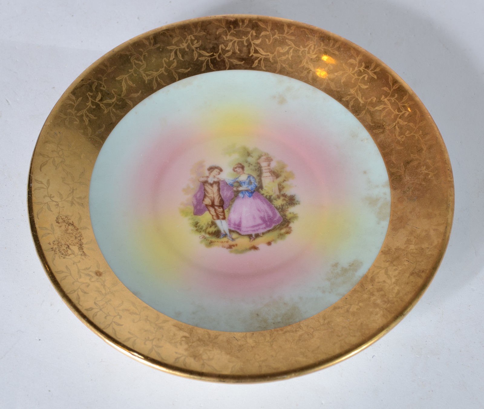 Parte de serviço de chá de porcelana dourada com cenas românticas em... - foto 4 de 5