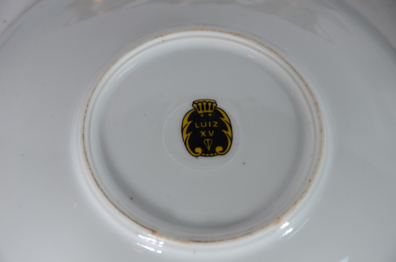 Parte de serviço de chá de porcelana dourada com cenas românticas em... - foto 5 de 5