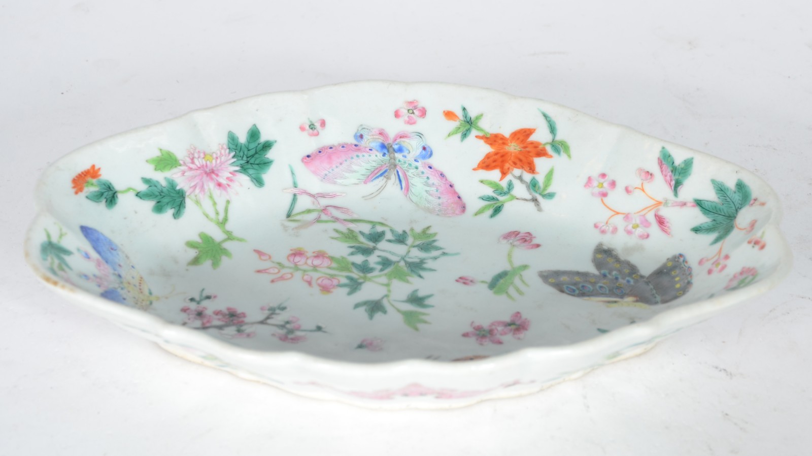 Covilhete de porcelana oriental decorado com borboletas e flores em... - foto 3 de 4
