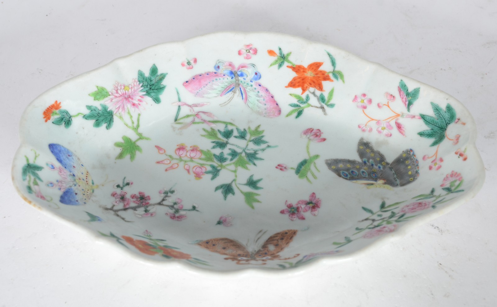 Covilhete de porcelana oriental decorado com borboletas e flores em... - foto 1 de 4