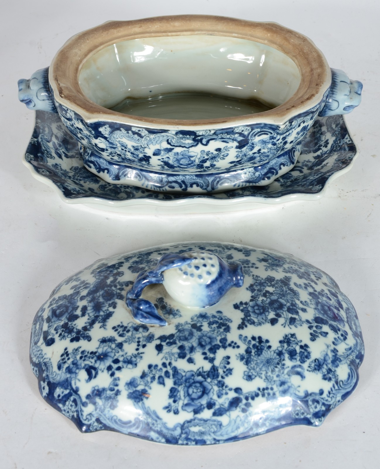Terrina com presentoir de porcelana oriental decorada com guirlandas... - foto 2 de 6