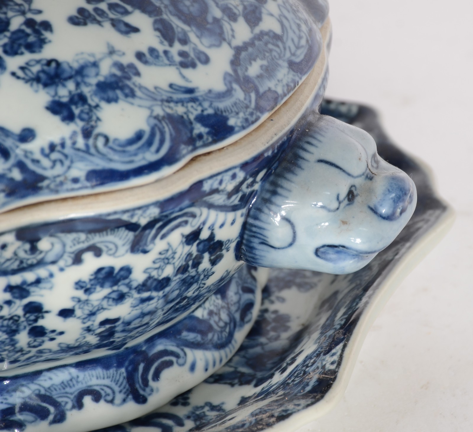 Terrina com presentoir de porcelana oriental decorada com guirlandas... - foto 4 de 6