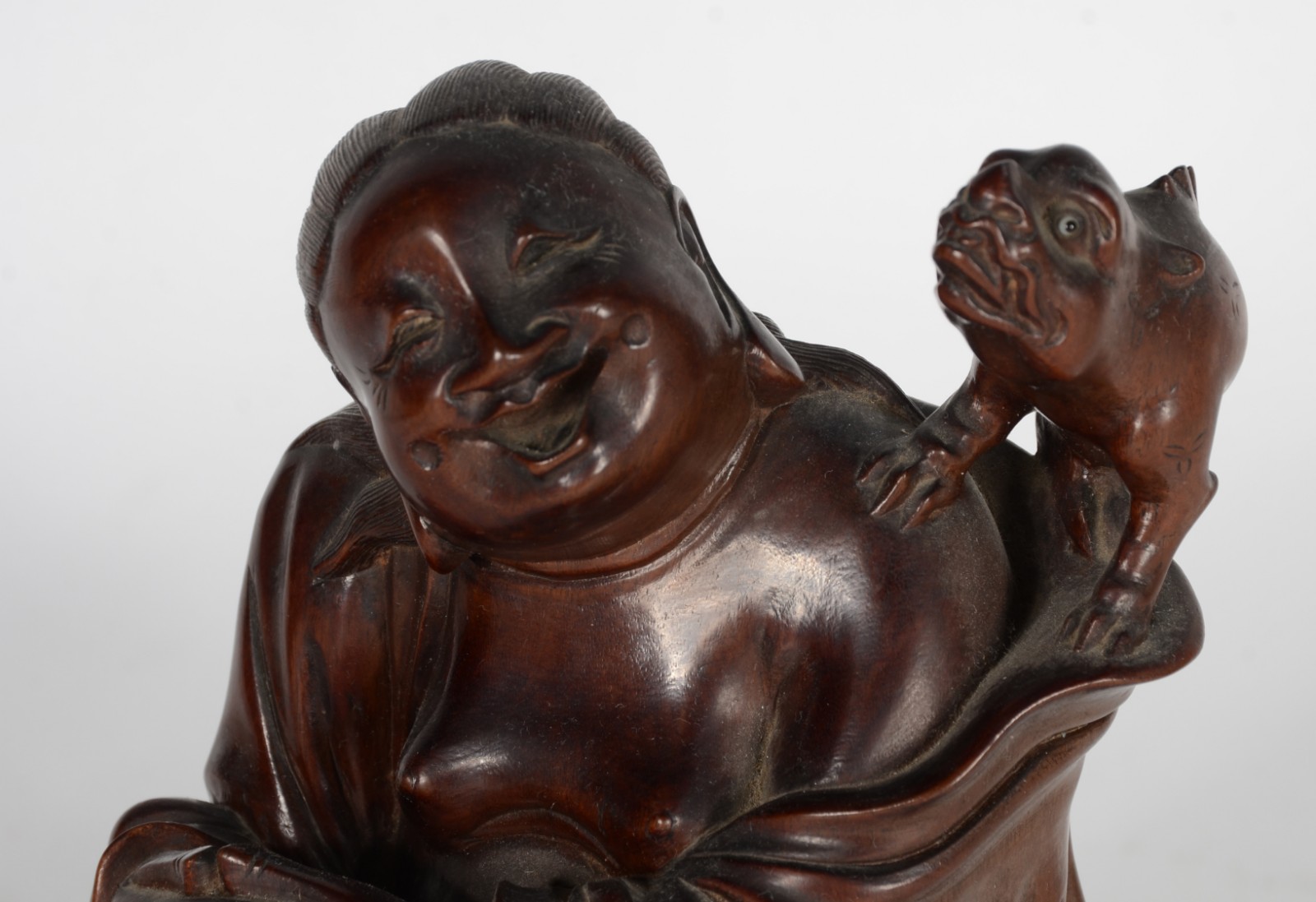 Grupo escultórico de madeira oriental representando figura de Buda... - foto 2 de 8
