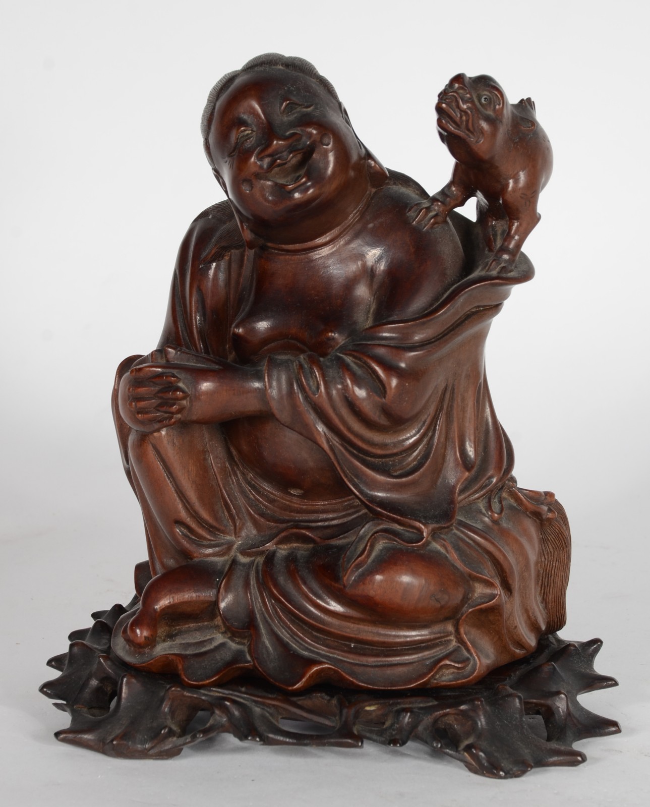 Grupo escultórico de madeira oriental representando figura de Buda... - foto 1 de 8