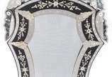 Espelho estilo veneziano, moldura com borda na ... - Espelho estilo veneziano, moldura com borda na cor preta e lapidação floral.