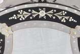Espelho estilo veneziano, moldura com borda na ... - Espelho estilo veneziano, moldura com borda na cor preta e lapidação floral.