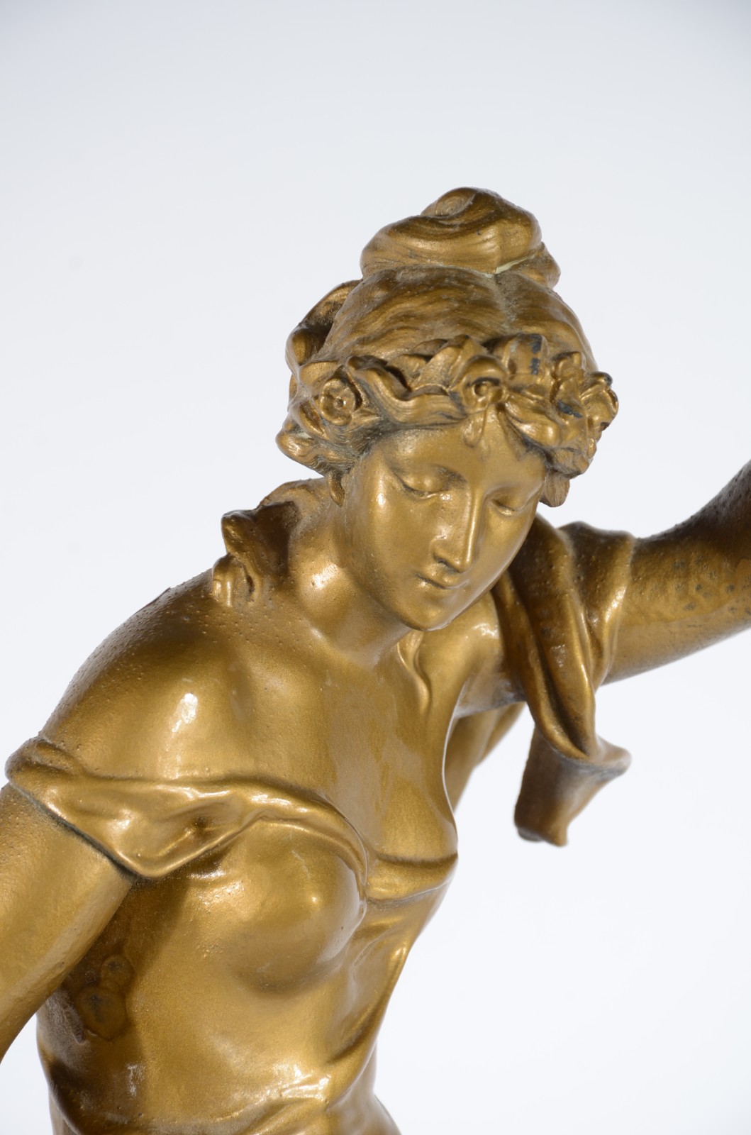 Escultura de petit bronze patinado de dourado representando figura... - foto 2 de 12
