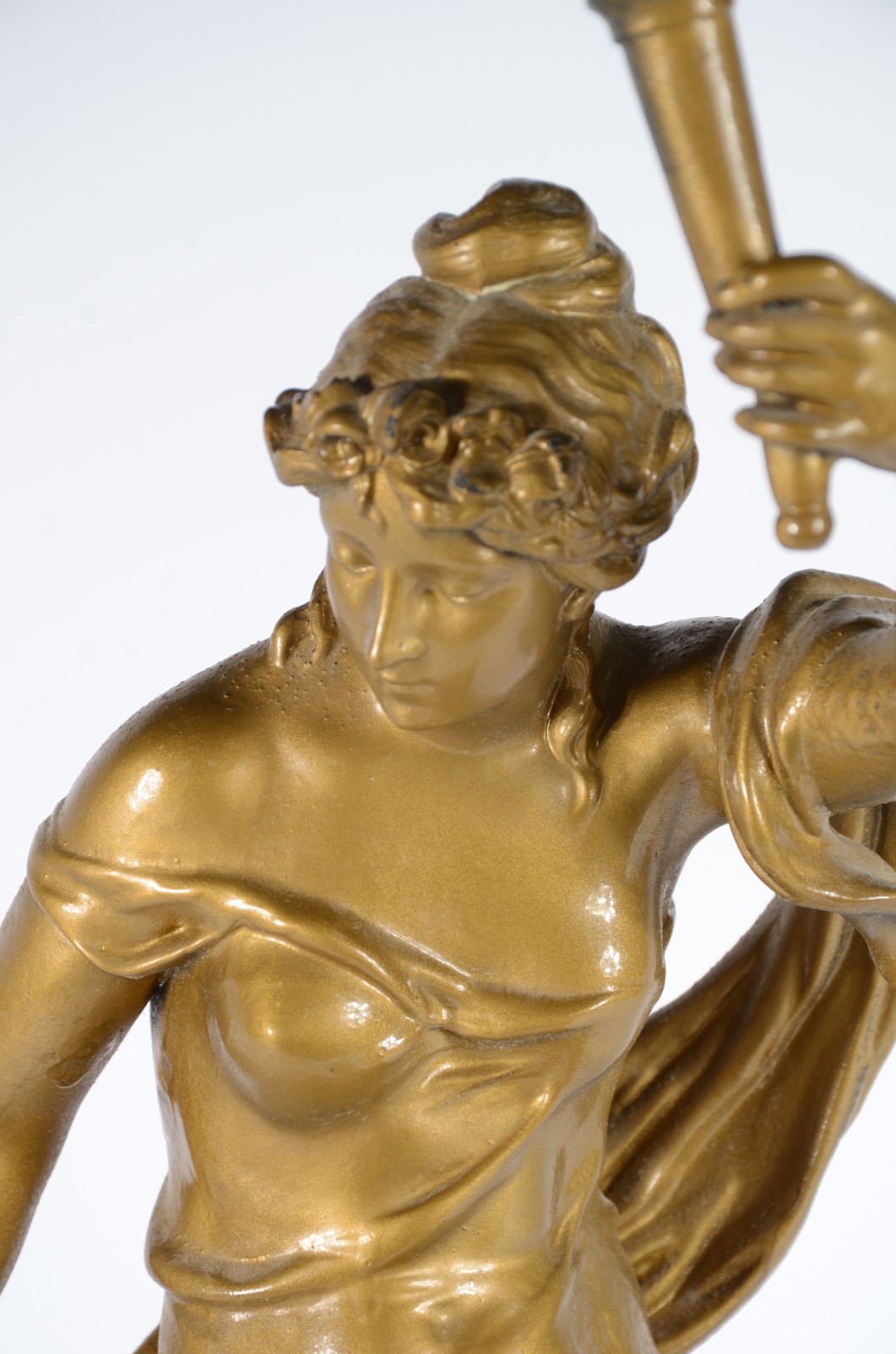 Escultura de petit bronze patinado de dourado representando figura... - foto 4 de 12