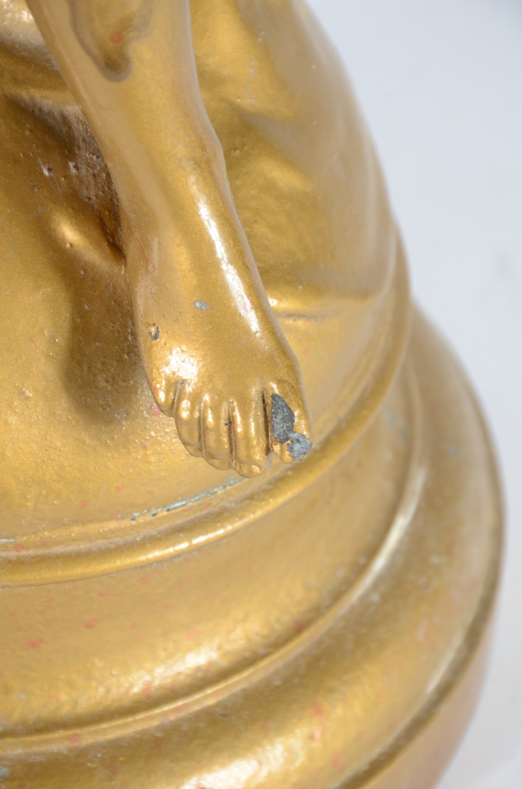 Escultura de petit bronze patinado de dourado representando figura... - foto 7 de 12