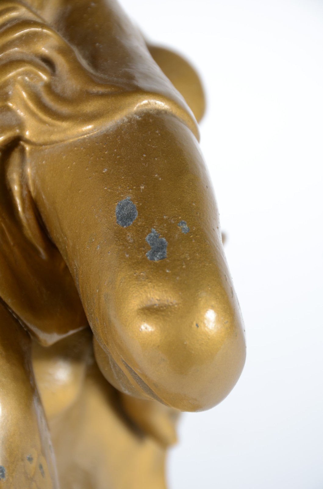 Escultura de petit bronze patinado de dourado representando figura... - foto 8 de 12