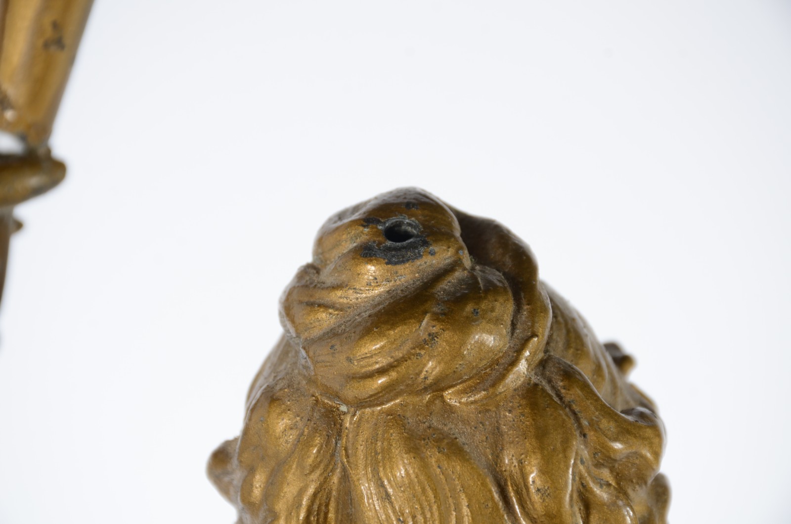 Escultura de petit bronze patinado de dourado representando figura... - foto 9 de 12