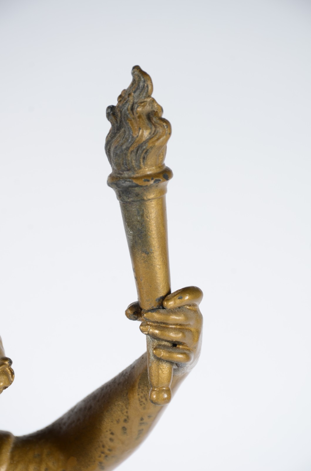 Escultura de petit bronze patinado de dourado representando figura... - foto 10 de 12