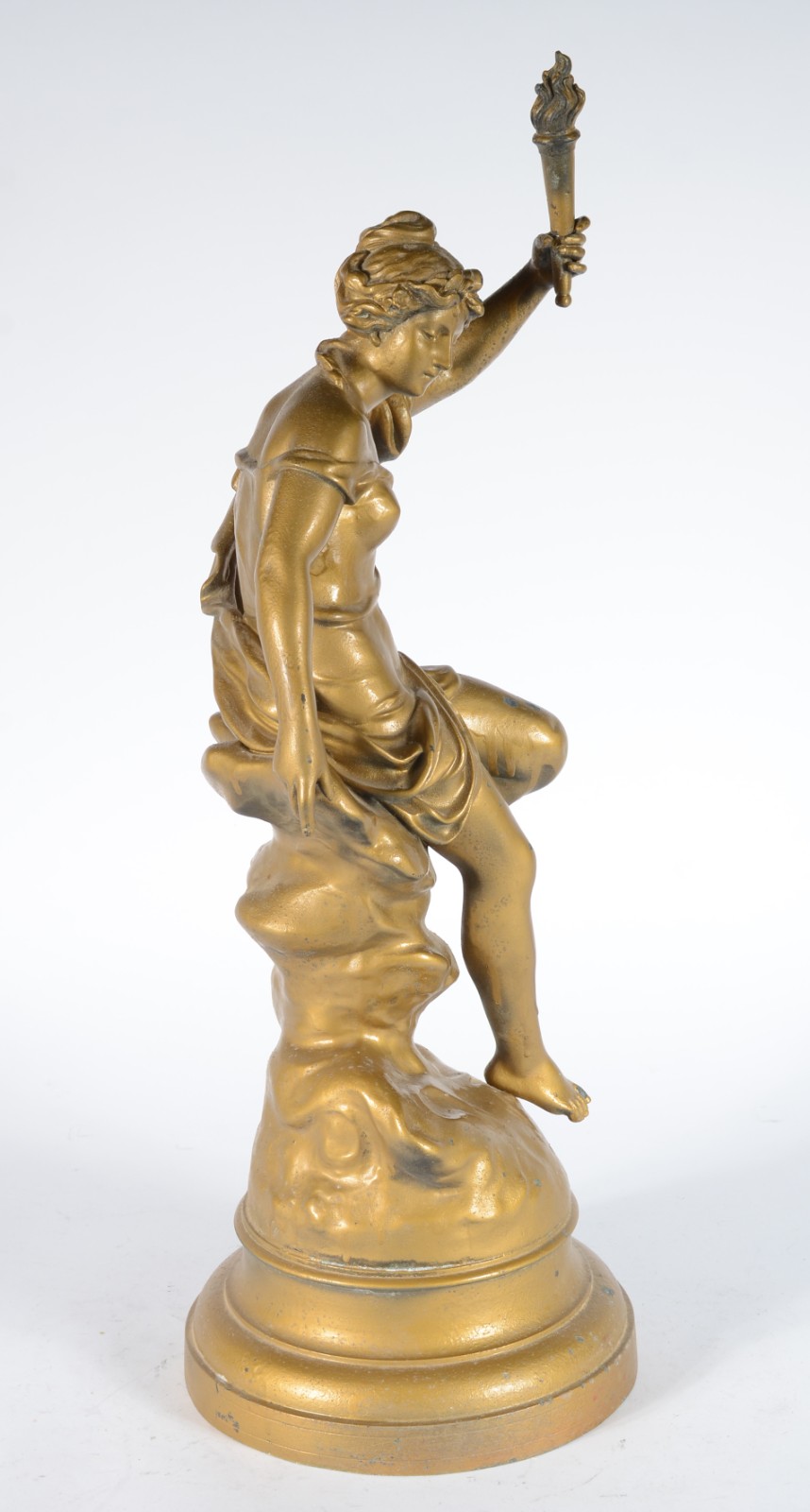 Escultura de petit bronze patinado de dourado representando figura... - foto 11 de 12