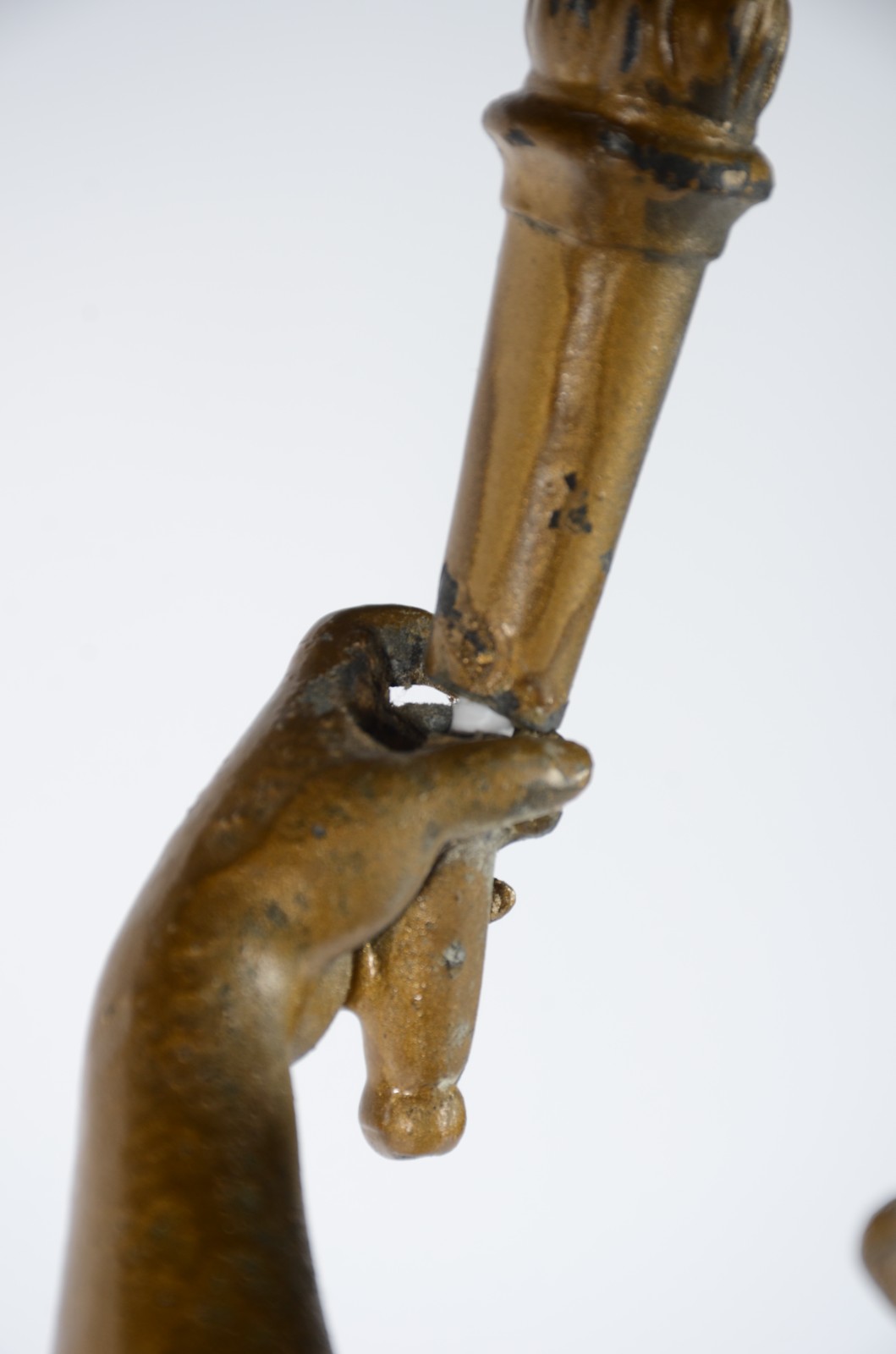 Escultura de petit bronze patinado de dourado representando figura... - foto 12 de 12