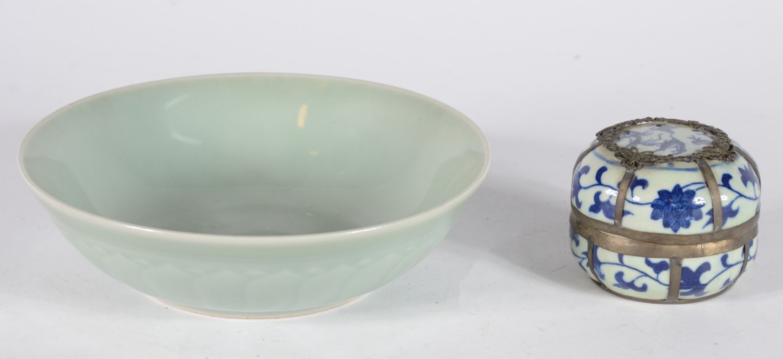 Duas peças, sendo: porta anéis de porcelana e bowl de cerâmica verde. - foto 1 de 6