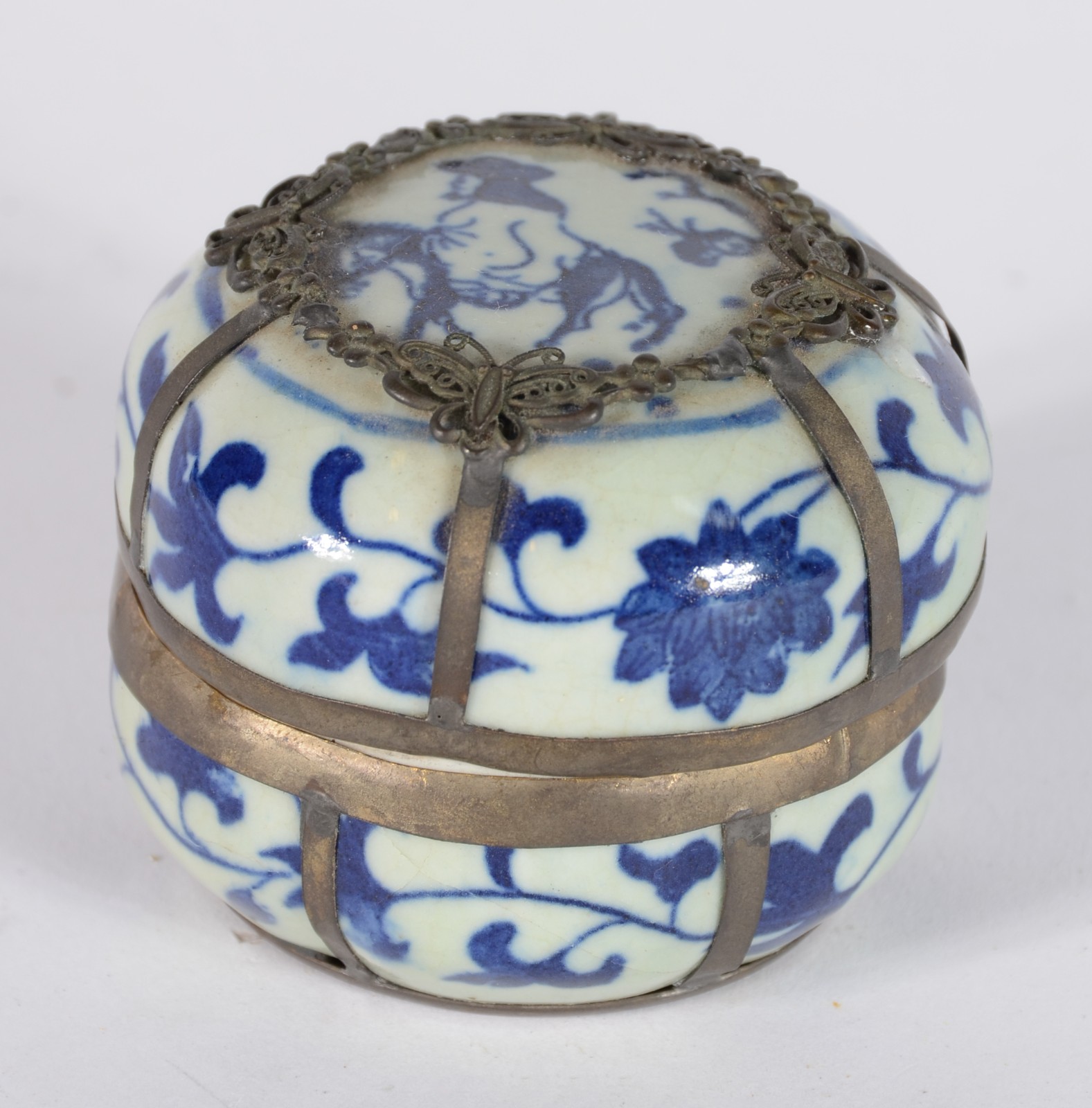 Duas peças, sendo: porta anéis de porcelana e bowl de cerâmica verde. - foto 2 de 6