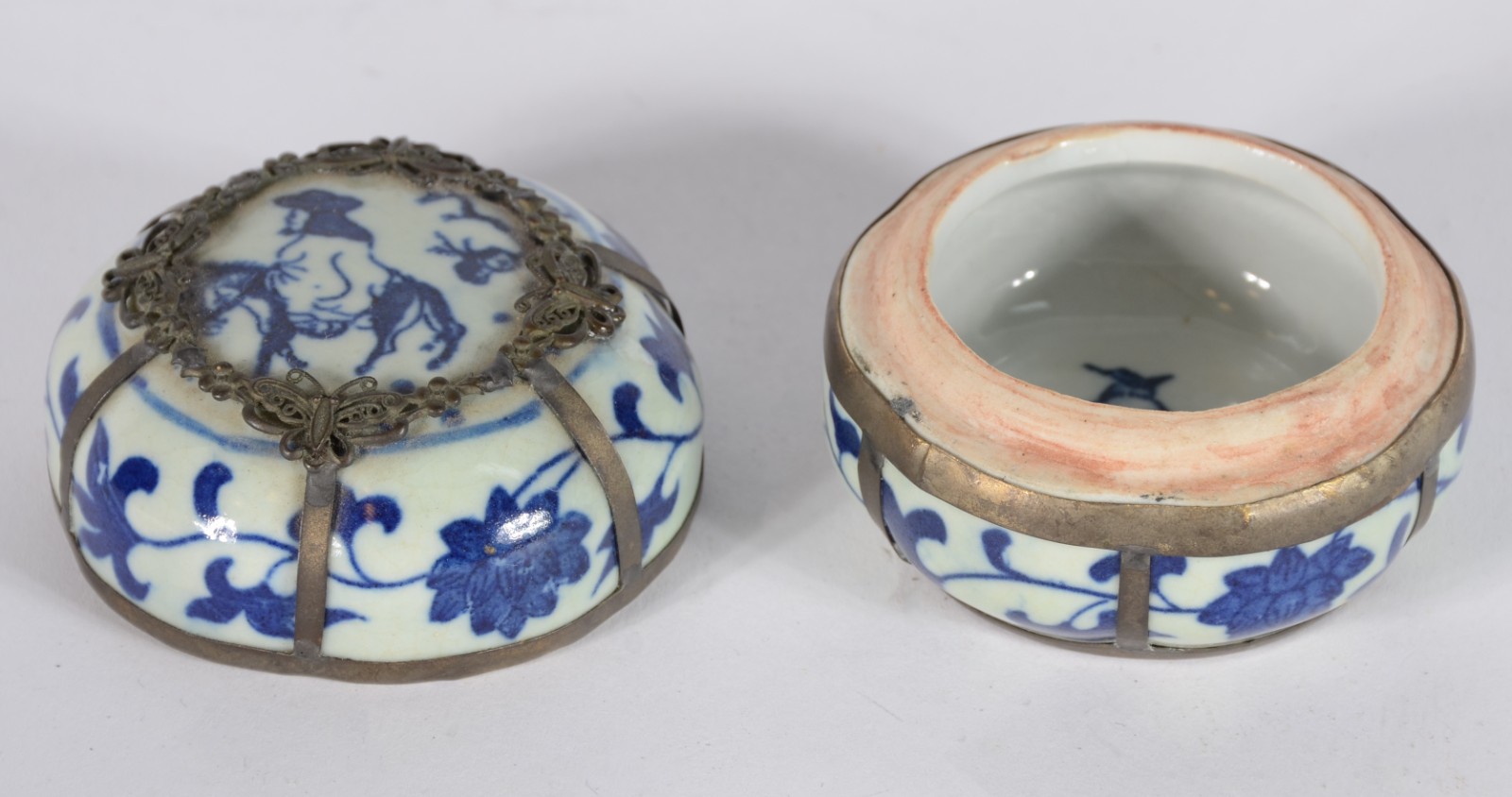 Duas peças, sendo: porta anéis de porcelana e bowl de cerâmica verde. - foto 4 de 6