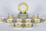 Noritake (1904),  - Serviço para chá e bolo de porcelana Noritake, decorado com guirlandas florais sobre fundo amarelo e alças das xícaras na cor preta, composto de: 12 x