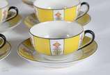 Noritake (1904),  - Serviço para chá e bolo de porcelana Noritake, decorado com guirlandas florais sobre fundo amarelo e alças das xícaras na cor preta, composto de: 12 x