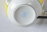 Noritake (1904),  - Serviço para chá e bolo de porcelana Noritake, decorado com guirlandas florais sobre fundo amarelo e alças das xícaras na cor preta, composto de: 12 x